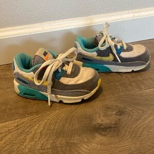 Kids Nikes size 8